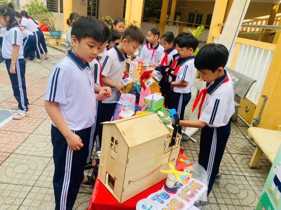 Hoạt động sáng tạo STEM 1